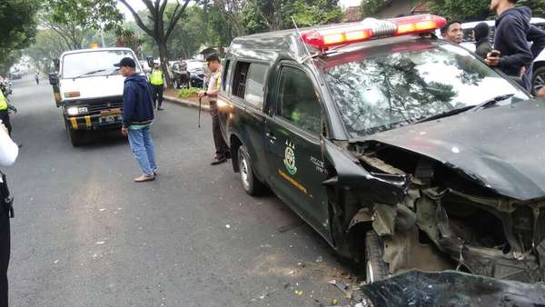 Polisi Telusuri Motif Napi yang Bajak Mobil Tahanan Kejari Depok Polisi Telusuri Motif Napi yang Bajak Mobil Tahanan Kejari Depok