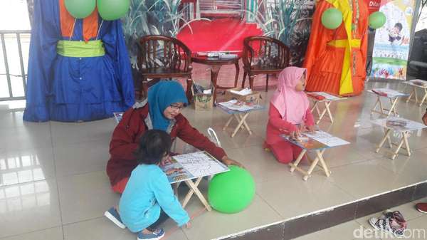 Ada Pojok Mewarnai untuk Pemudik Cilik di Stasiun Senen Ada Pojok Mewarnai untuk Pemudik Cilik di Stasiun Senen