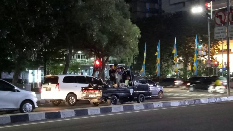 Sekumpulan Bocah Takbir Keliling di Atas Pikap di Jakpus