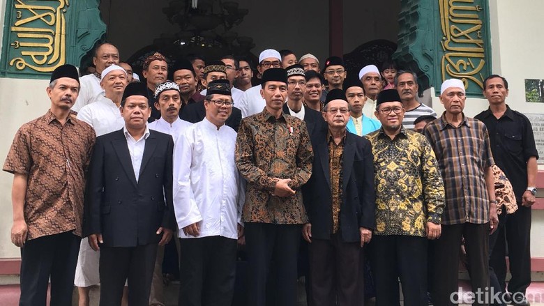 Tiba di Bandung, Jokowi Bertemu Warga Ucapkan Selamat Idul Fitri Tiba di Bandung, Jokowi Bertemu Warga Ucapkan Selamat Idul Fitri
