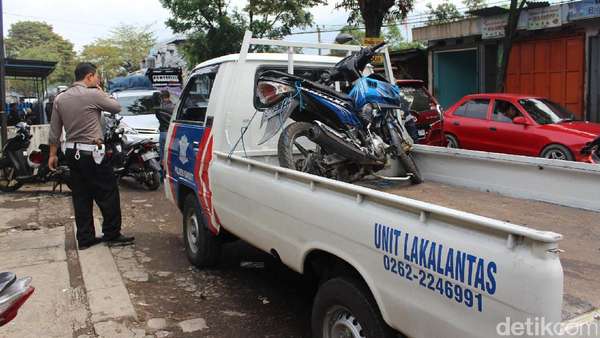 Pecah Ban, Mobil Pemudik Tabrak 2 Kendaraan di Garut Pecah Ban, Mobil Pemudik Tabrak 2 Kendaraan di Garut