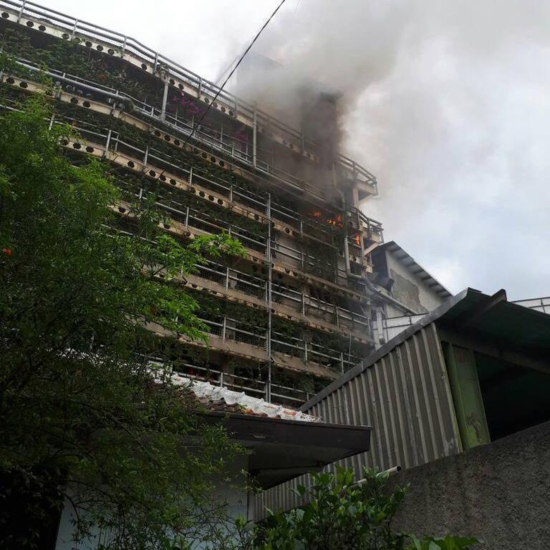 Gedung Parkir Mal PVJ Bandung Terbakar