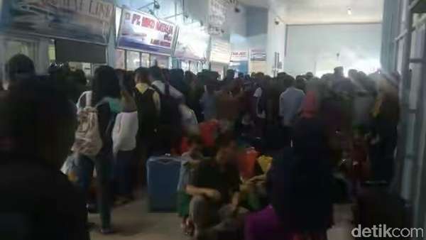 Pemudik di Sekupang Batam Membludak Meski Tiket Sudah Habis Pemudik di Sekupang Batam Membludak Meski Tiket Sudah Habis