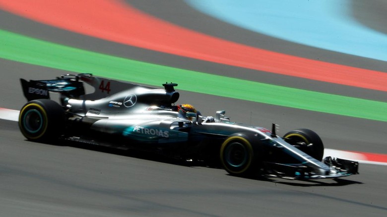 Kalahkan Bottas, Hamilton Pole di Baku Kalahkan Bottas, Hamilton Pole di Baku