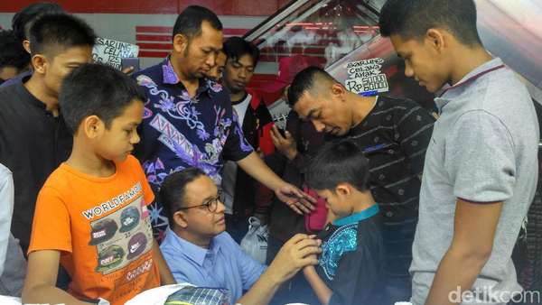 Anies Temani 3 Anaknya Berburu Baju Lebaran di Tanah Abang Anies Temani 3 Anaknya Berburu Baju Lebaran di Tanah Abang