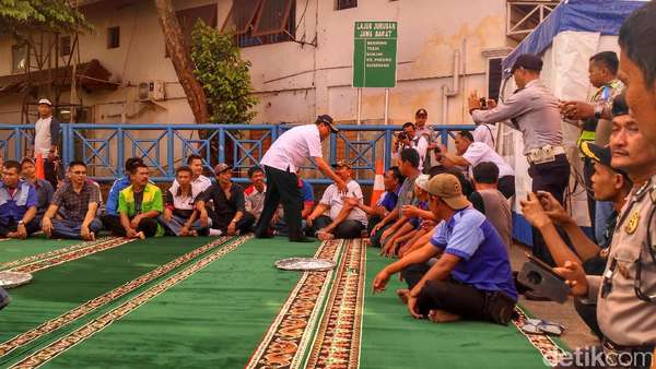 Menhub dan Menteri PUPR Makan Bareng Sopir Terminal Kampung Rambutan Menhub dan Menteri PUPR Makan Bareng Sopir Terminal Kampung Rambutan
