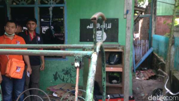 Ada Lambang ISIS di Dinding Rumah Pelaku Teror Polda Sumut Ada Lambang ISIS di Dinding Rumah Pelaku Teror Polda Sumut