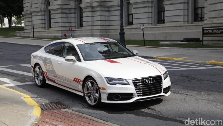 Mobil Tanpa Sopir Pertama Melintas di New York Mobil Tanpa Sopir Pertama Melintas di New York