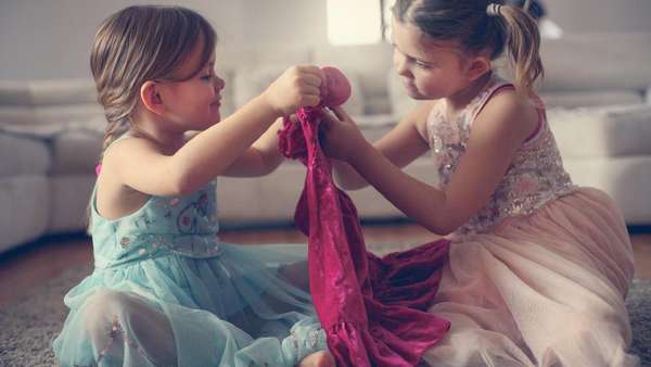 Kata Psikolog Ketika Anak Pamer Baju Lebaran ke Teman-temannya Kata Psikolog Ketika Anak Pamer Baju Lebaran ke Teman-temannya