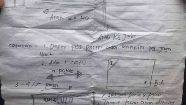 Selebaran Bernada Teror Ditemukan di Wiper Mobil Polisi di Serang Selebaran Bernada Teror Ditemukan di Wiper Mobil Polisi di Serang