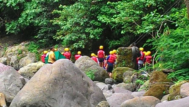 Keseruan Obama dan rombongan saat rafting.