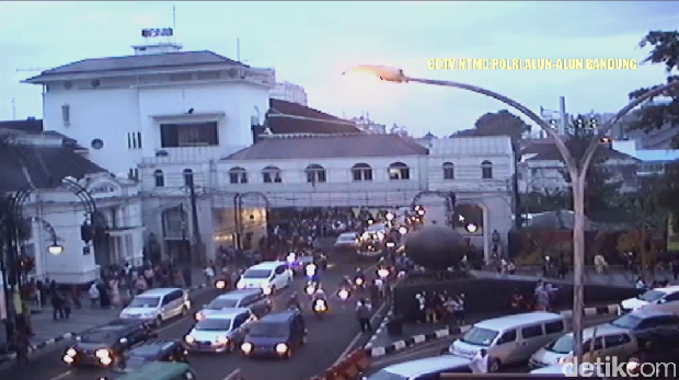 Traffic Update: Alun-alun Bandung Padat, Puncak Satu Arah 