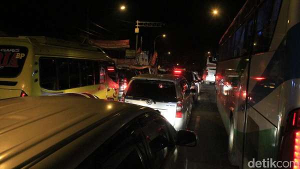 Nagreg Arah Tasik Macet Parah, One Way Diberlakukan Nagreg Arah Tasik Macet Parah, One Way Diberlakukan