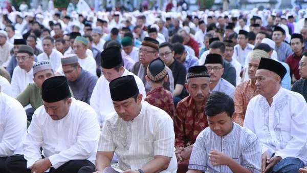 Ketika Wali Kota Semarang Risih Lihat Koran Berserakan Usai Salat Ied Ketika Wali Kota Semarang Risih Lihat Koran Berserakan Usai Salat Ied