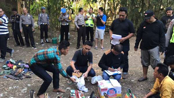 Tim Anti Bandit Gerebek Arena Sabung Ayam di Cirebon Tim Anti Bandit Gerebek Arena Sabung Ayam di Cirebon