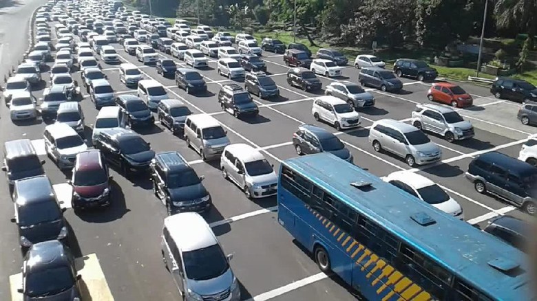 H+1 Lebaran, Antrean Gerbang Tol Ciawi Mengular 3 Km