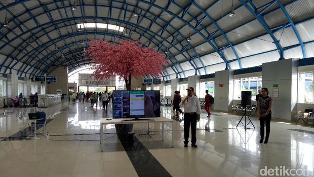 Tinjau Stasiun Palmerah, Menhub Cek Aplikasi Transportasi Terpadu
