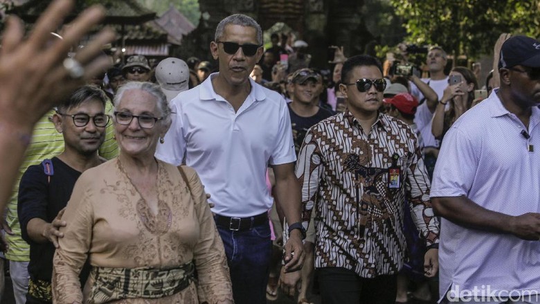 Berkaus Putih, Begini Gaya Santai Obama dan Michelle di Tirta Empul