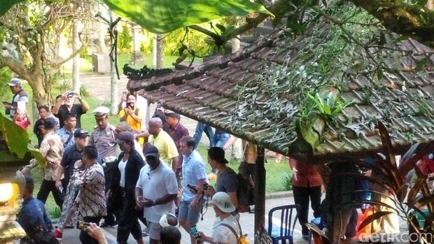 Obama di Pura Tirta Empul. 