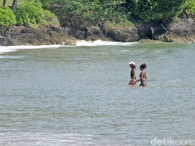 Foto: Anak-Anak Obama Main di Pantai Jimbaran