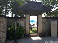 Gapura menuju pantai privat Four Season di Jimbaran