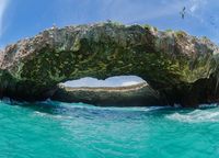 Untuk ke pantai kita harus berenang atau kayakin terlebih dahulu 