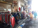 Pasar Tanah Abang Masih Tutup, Pedagang Gelar Lapak Darurat