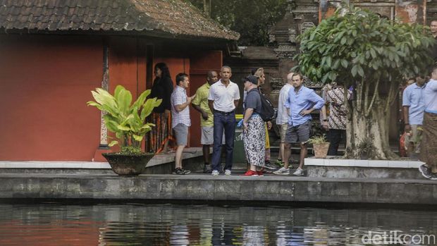 Obama di Pura Tirta Empul. 