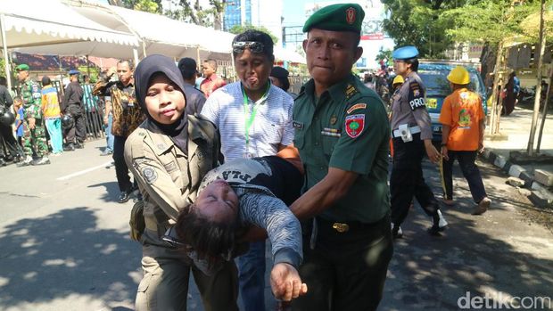 23 Warga Makassar Pingsan Saat Berdesakan di Open House Wapres JK