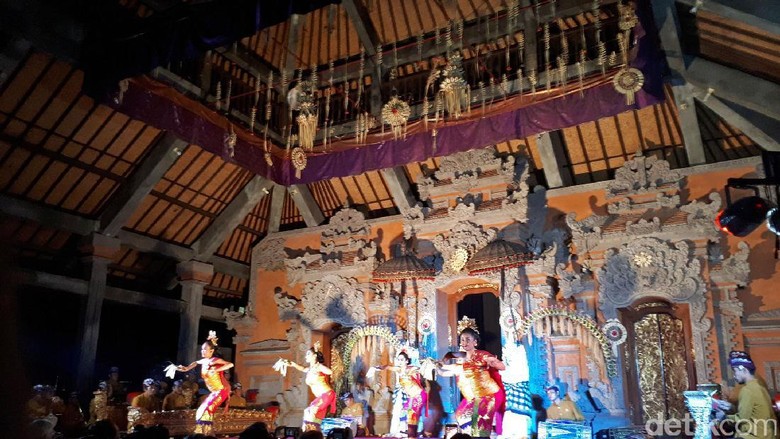 Pertunjukan tari di Bale Banjar (Randy/detikTravel) Pertunjukan tari di Bale Banjar (Randy/detikTravel)