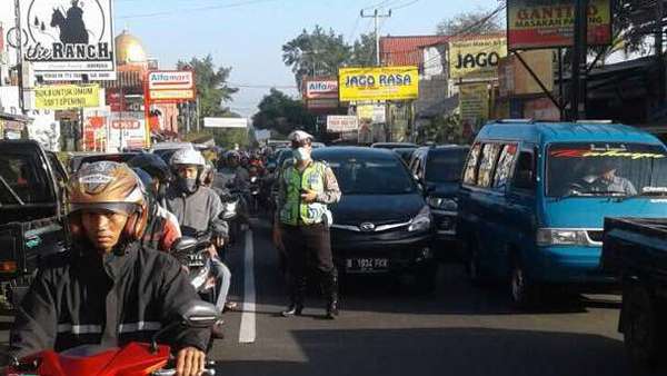 Urai Macet di Puncak, Gerbang Tol Ciawi Dibuka 8 Gate Urai Macet di Puncak, Gerbang Tol Ciawi Dibuka 8 Gate