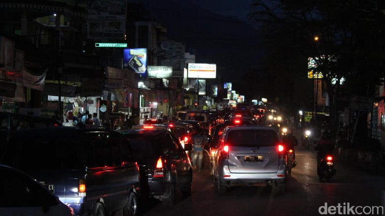 Garut-Bandung via Kadungora Stuck Hingga ke Pusat Kota Garut