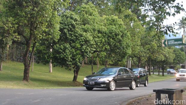  Rombongan Barack Obama saat memasuki kompleks Candi Borobudur, Rabu (28/6/2017)