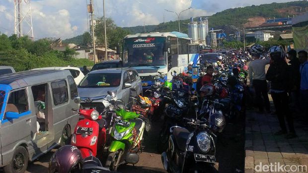 Pengunjung di Anyer Membludak, Polisi Berlakukan Sistem Buka Tutup