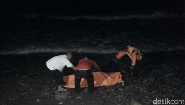 Mayat Pria Tanpa Identitas Ditemukan di Pantai Baruna Semarang Mayat Pria Tanpa Identitas Ditemukan di Pantai Baruna Semarang