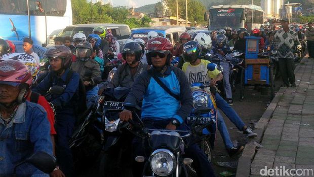 Macet menuju Pantai Anyer.