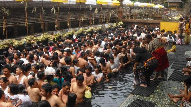 Masyarakat lokal yang tengah melakukan ritual Melukat (Nitha Ismail/d'Traveler)