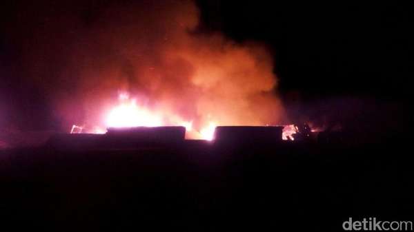 Puluhan Kios di Pasar Pamengpeuk Garut Terbakar Puluhan Kios di Pasar Pamengpeuk Garut Terbakar