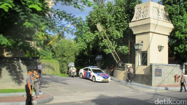  Mobil rombongan Barack Obama meninggalkan hotel menuju Candi Borobudur, Rabu (28/6/2017)