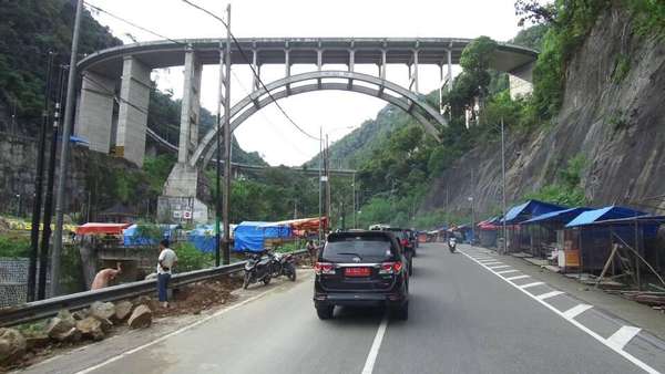 Menikmati Cantiknya Kelok Sembilan di Jalur Mudik Sumbar-Riau Menikmati Cantiknya Kelok Sembilan di Jalur Mudik Sumbar-Riau