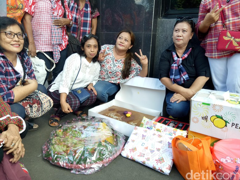 Kado Ultah Ahok Dikumpul di Pos Jaga Mako Brimob