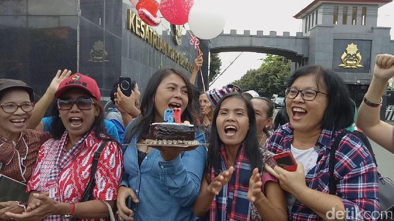 Pendukung Ahok Nyanyikan Lagu Ulang Tahun di Depan Mako Brimob