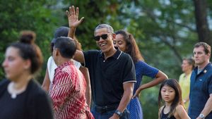 Obama dan Keluarga Menikmati Sore di Candi Borobudur