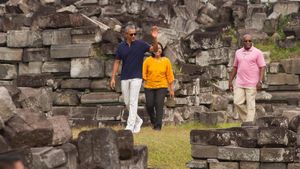 Semringah   nya Obama Jalan-jalan di Candi Prambanan