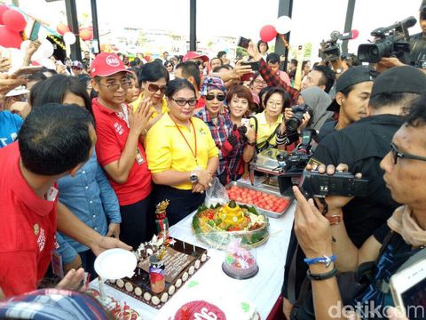  Kue ulang tahun untuk Ahok