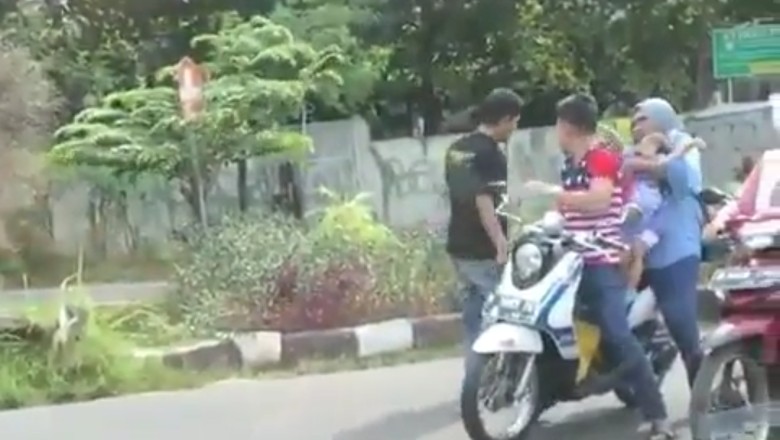Viral di Medsos Pria Tendang dan Pukul Pemotor yang Bonceng Anak Viral di Medsos Pria Tendang dan Pukul Pemotor yang Bonceng Anak