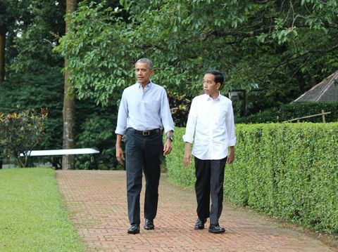 Keakraban Presiden Joko Widodo dan Barack Obama di Kebun Raya Bogor, Jumat (30/6/2017)