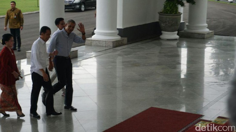 Semringah, Jokowi Setiri Obama Naik Mobil Golf di Istana Bogor