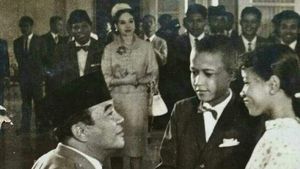 Heboh! Foto Obama Cilik Salaman dengan Soekarno