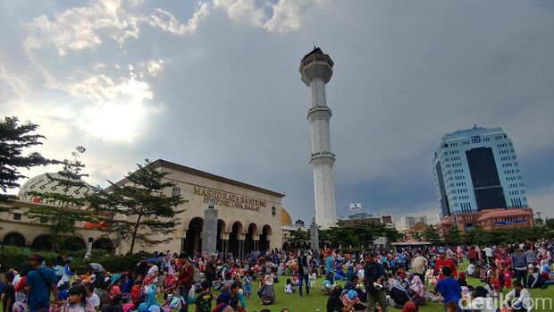 Dilarang Ridwan Kamil, Pengunjung Tetap Makan di Lapangan Alun-alun